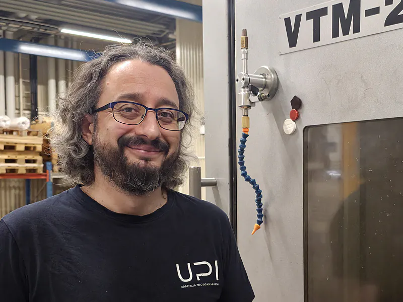 På UPI hittar du Corin Fitzgerald som operatör av Okuma VTM 200