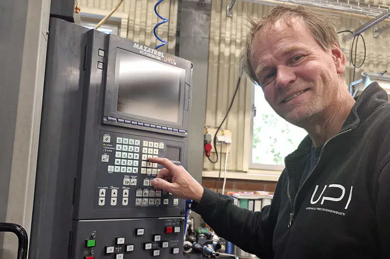 Tomas Gunnarson är operatör på UPI. Här vid Mazak Variaxis 200
