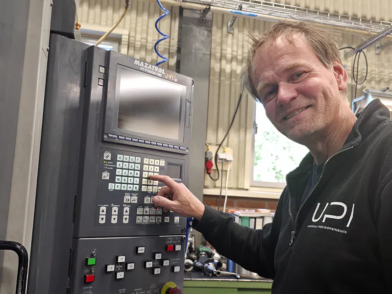 Tomas Gunnarson är operatör på UPI. Här vid Mazak Variaxis 200