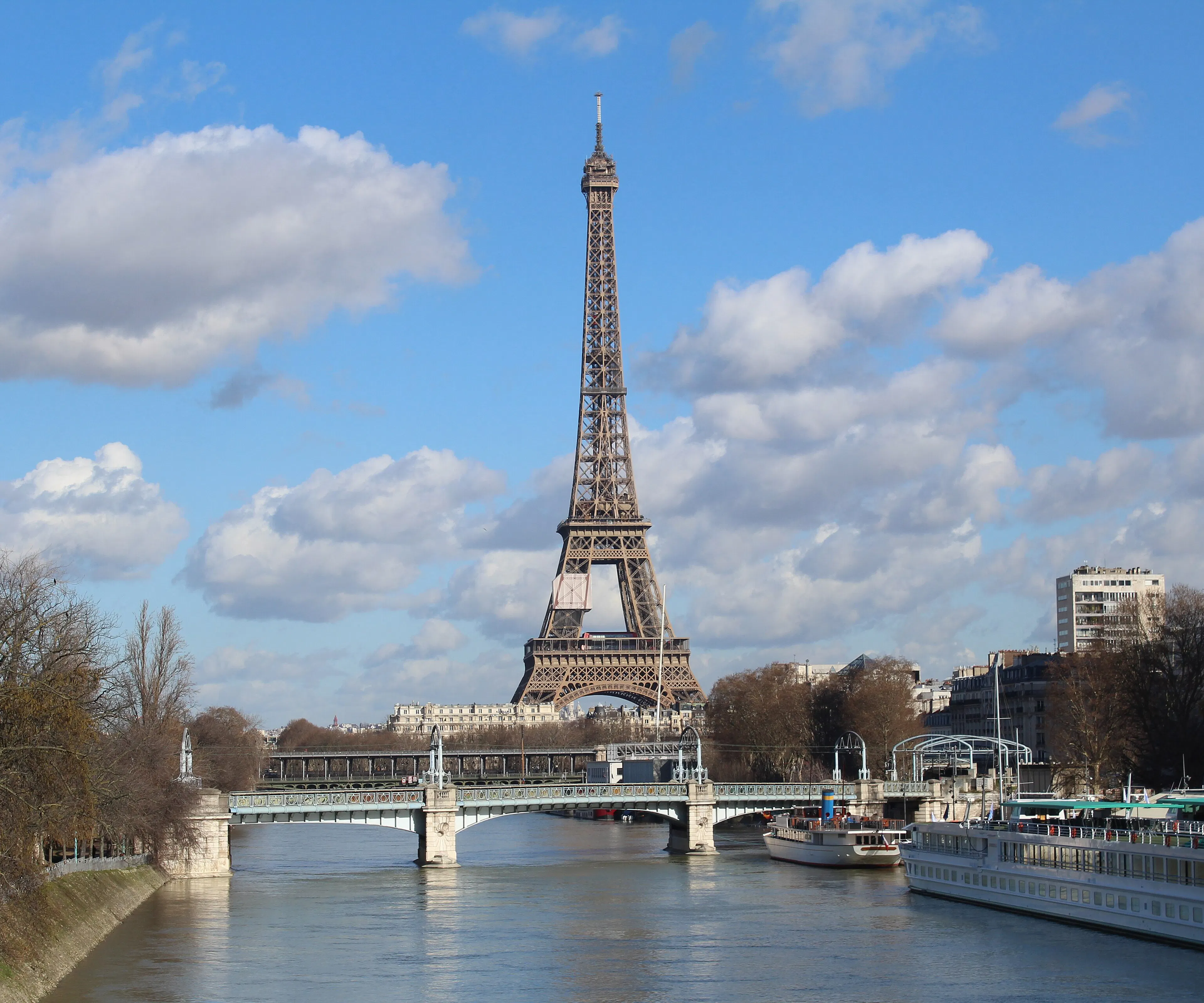 Tour Eiffel et Seine à Paris, où Uptoo forme des équipes commerciales