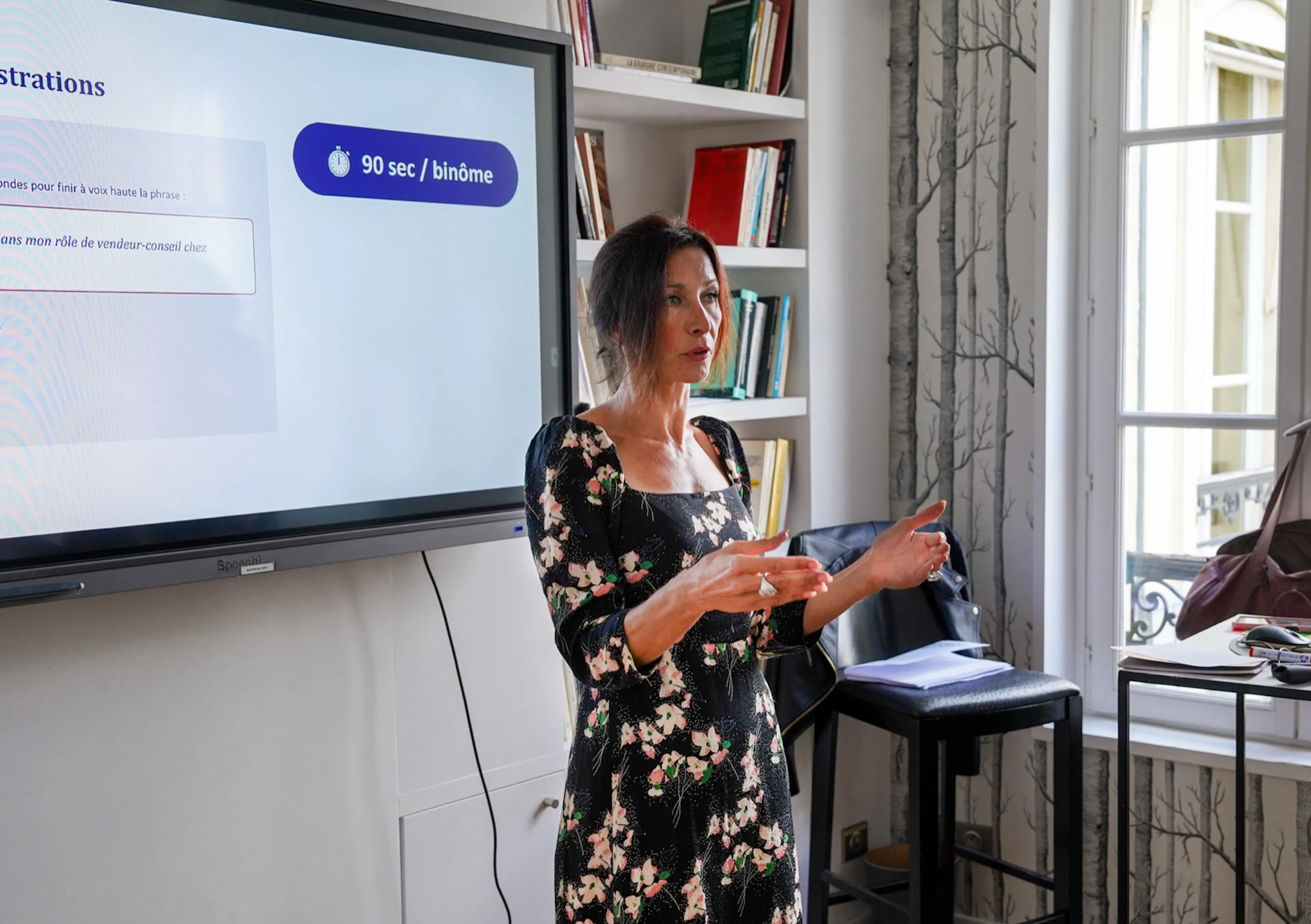 Formatrice Uptoo devant l'écran « 90 sec / binôme » pendant un atelier du séminaire commercial chez Google France