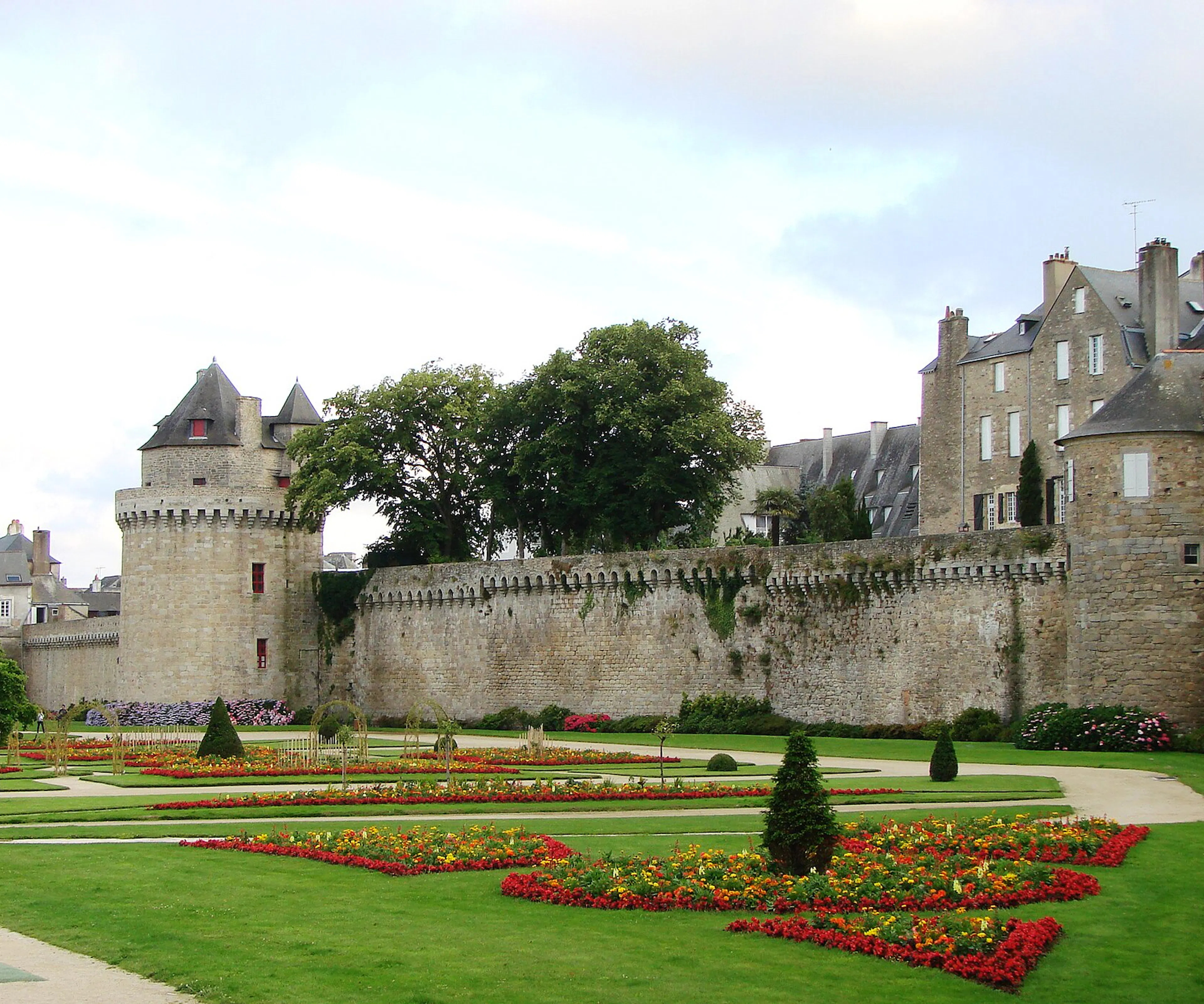 Remparts et jardins de Vannes, où Uptoo forme des équipes commerciales