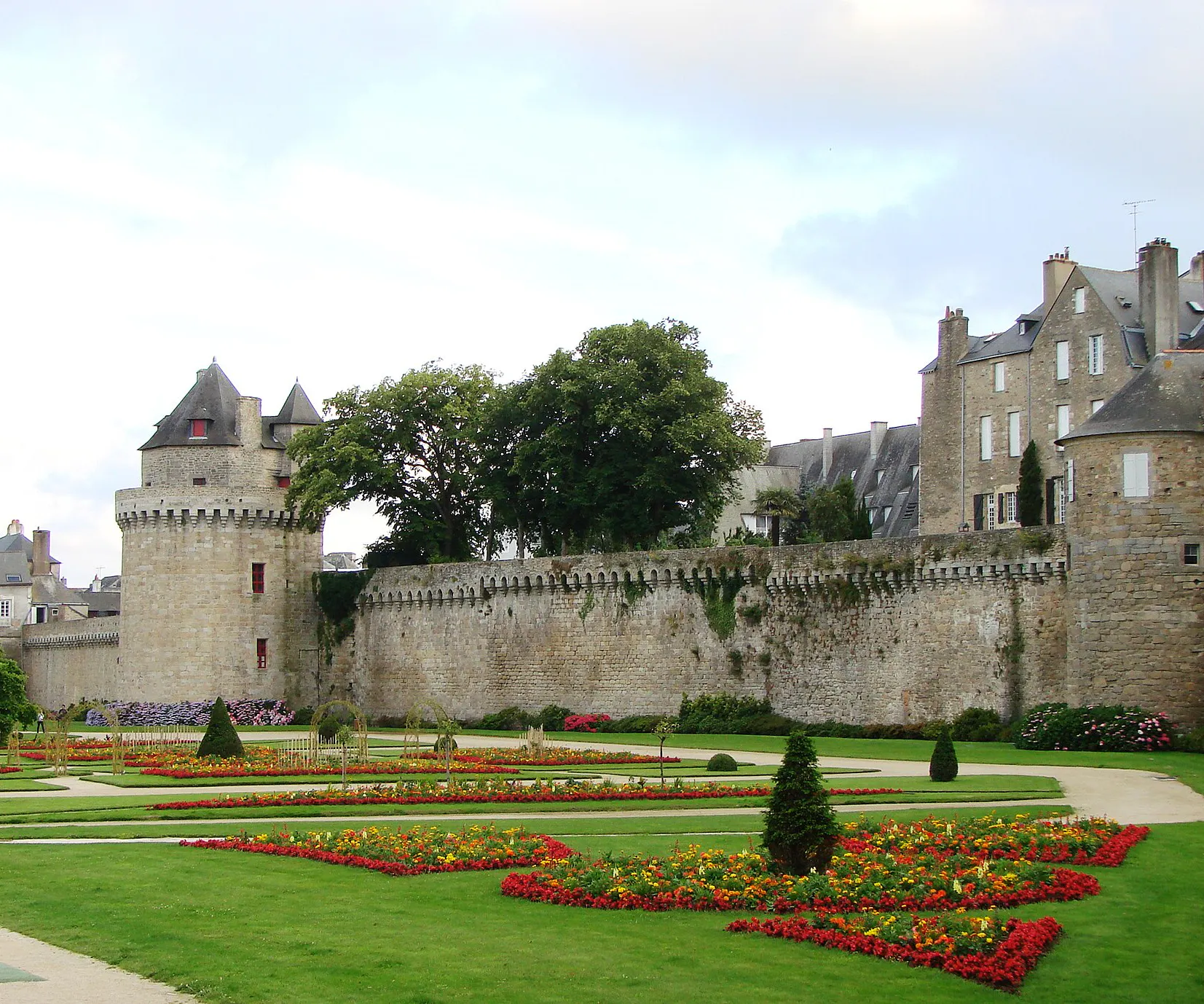 Remparts et jardins de Vannes, où Uptoo forme des équipes commerciales