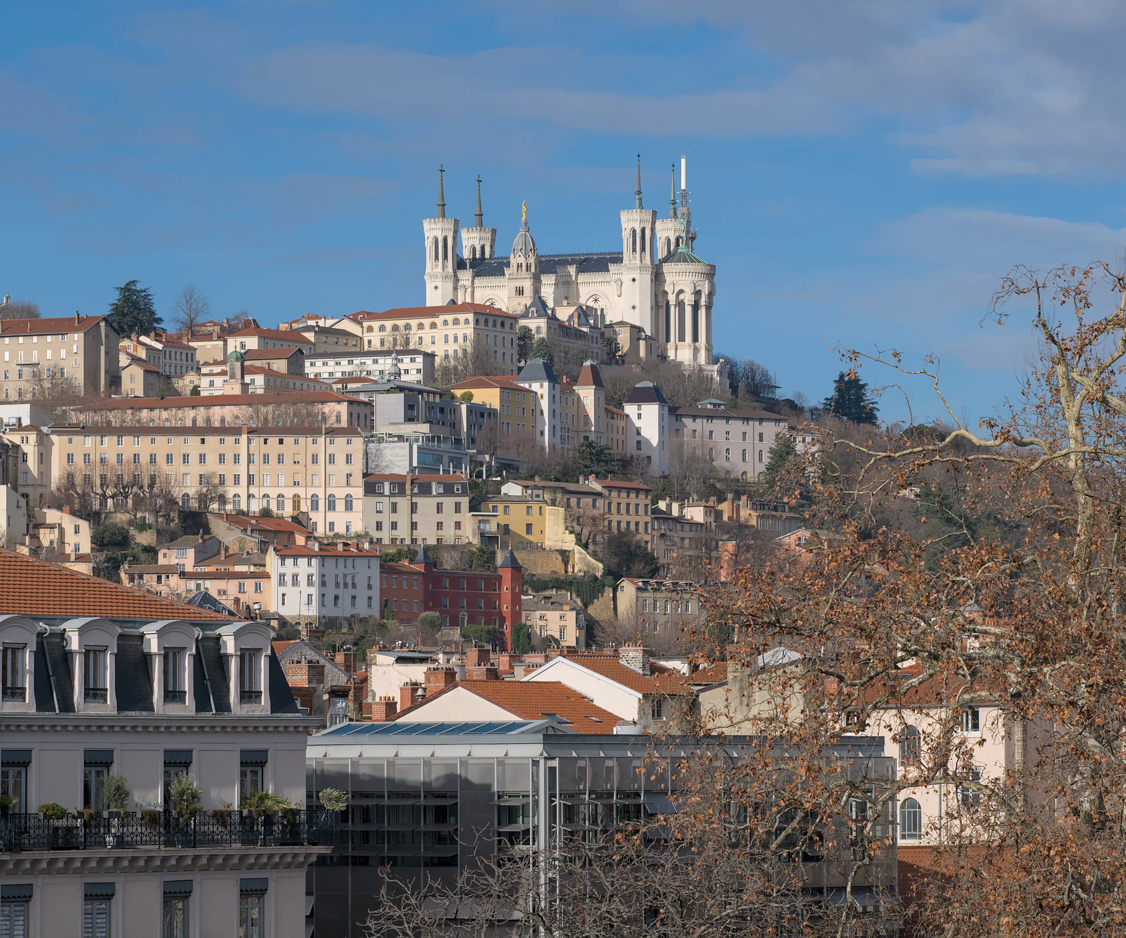 Colline et basilique de Fourvière à Lyon, où Uptoo forme des équipes commerciales