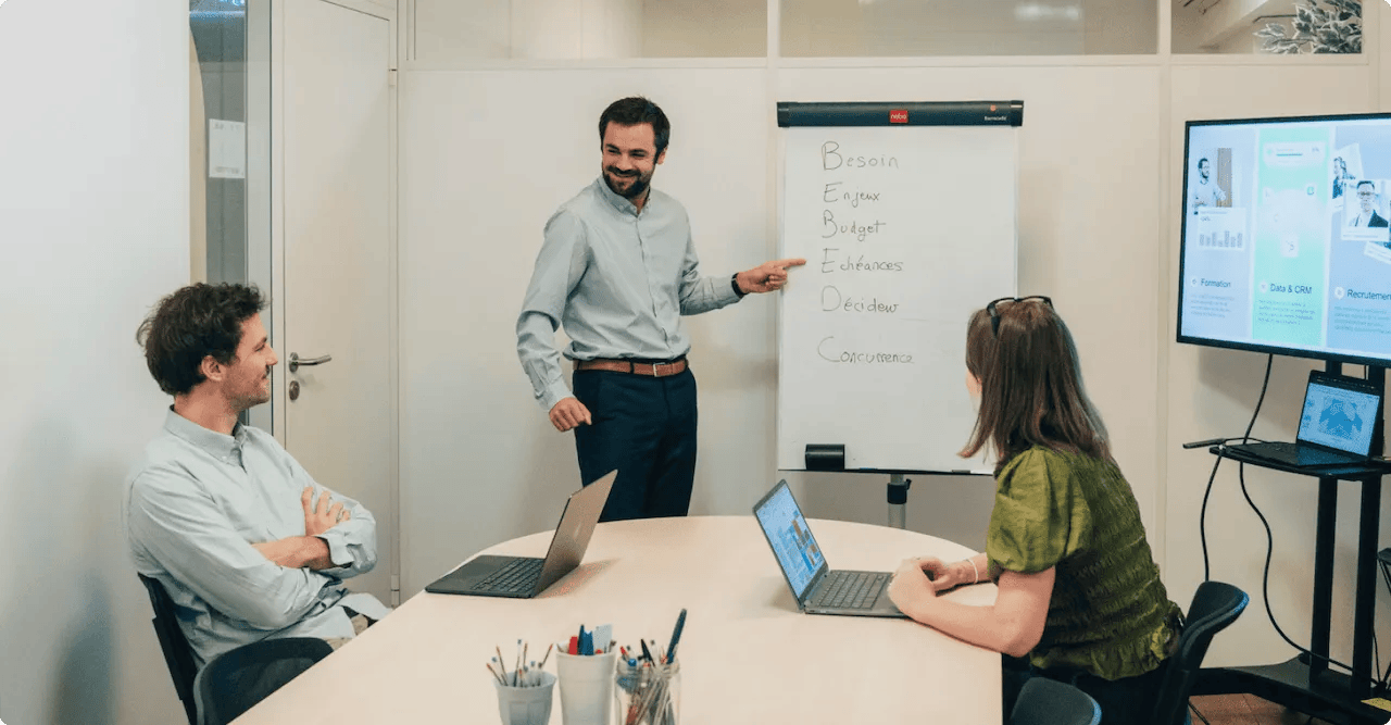 Formateur présentant la méthode BEBEDC pendant la formation découverte des besoins