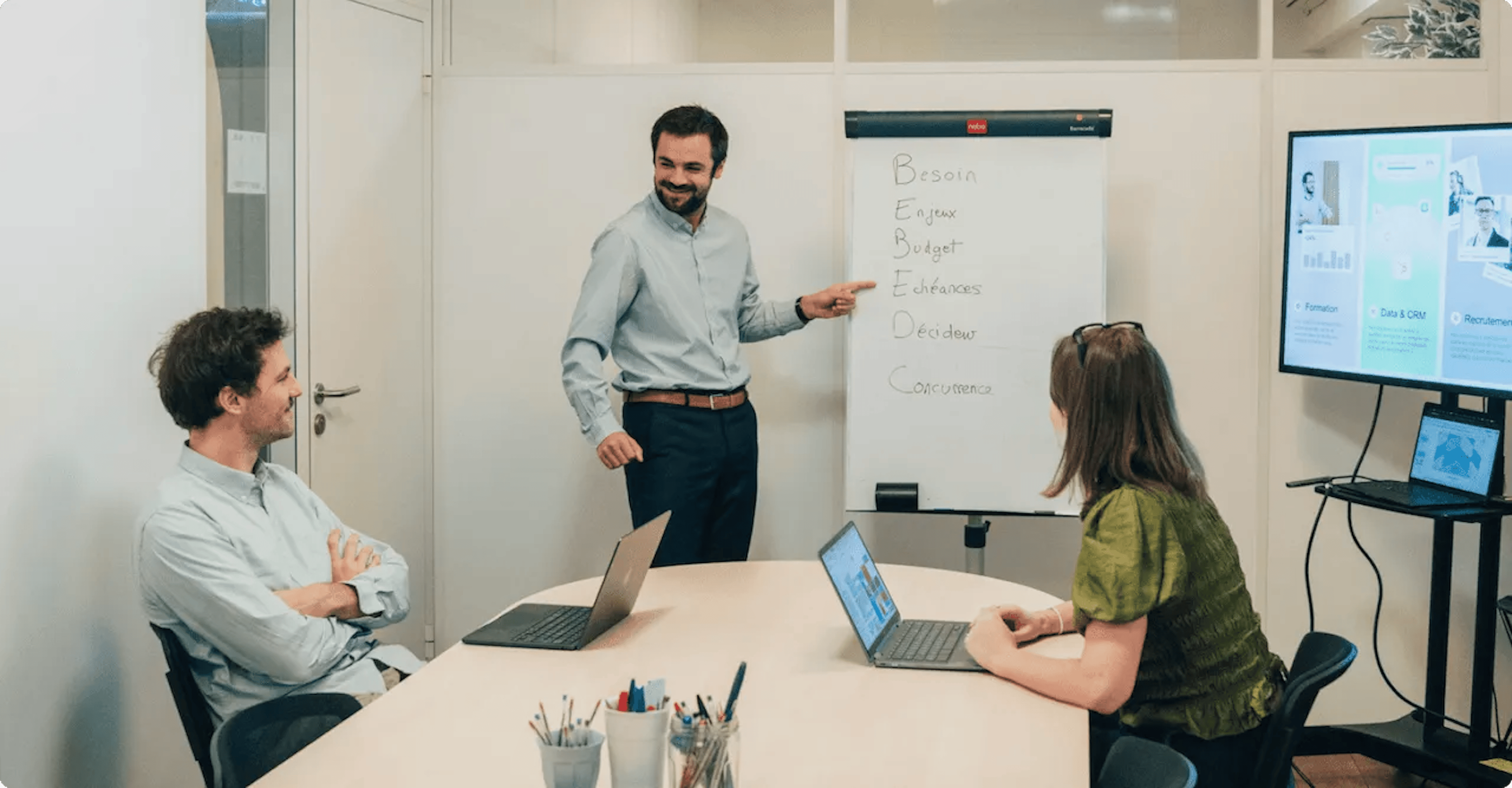 Formateur présentant la méthode BEBEDC pendant la formation découverte des besoins