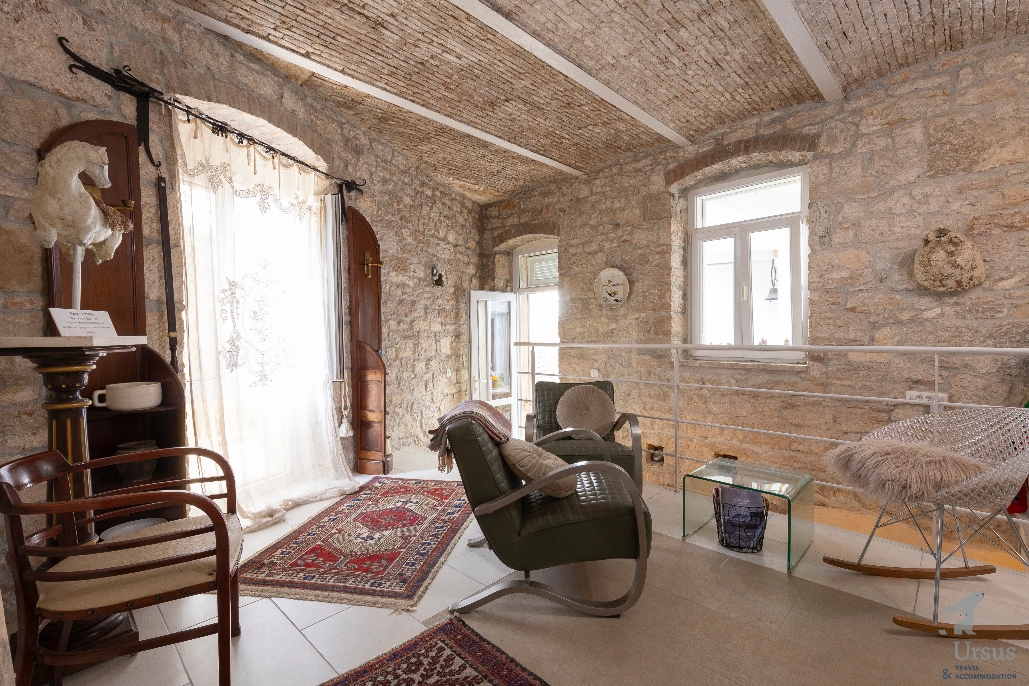 Living room - sitting area with beautiful art pieces