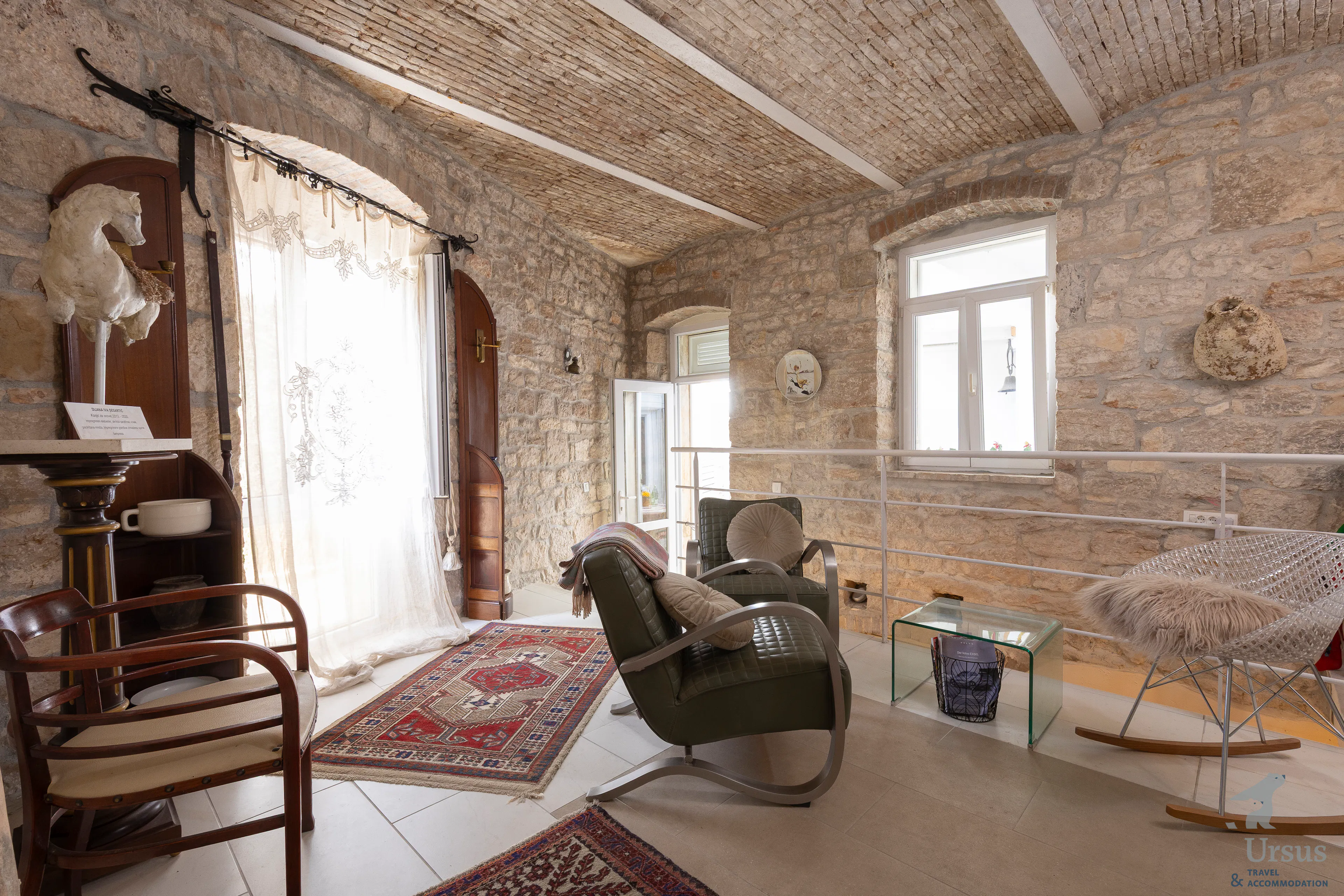 Living room - sitting area with beautiful art pieces