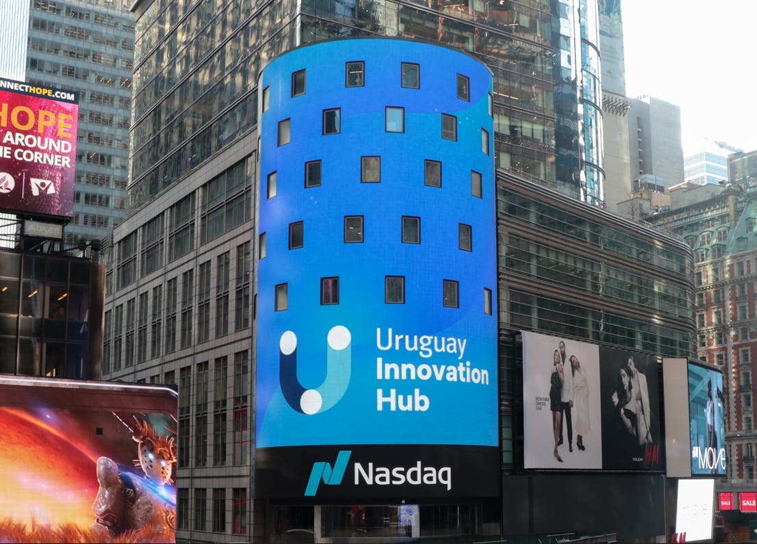 Logo del Uruguay Innovation Hub en una pantalla gigante. Debajo el logo de Nasdaq
