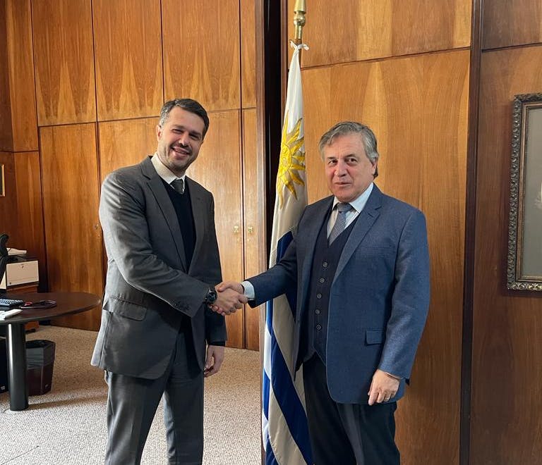 Luiz Tonisi, presidente de Qualcomm Latinoamérica, saluda al Ministro de Industria, Energía y Minería, Omar Paganini