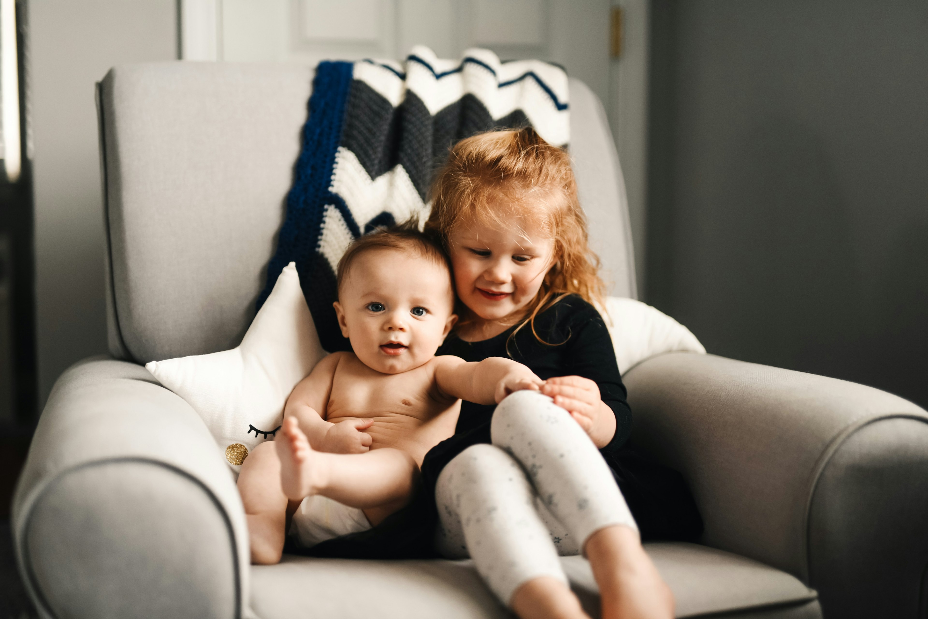 shooting photo frère et soeur bébé, photographe enfant