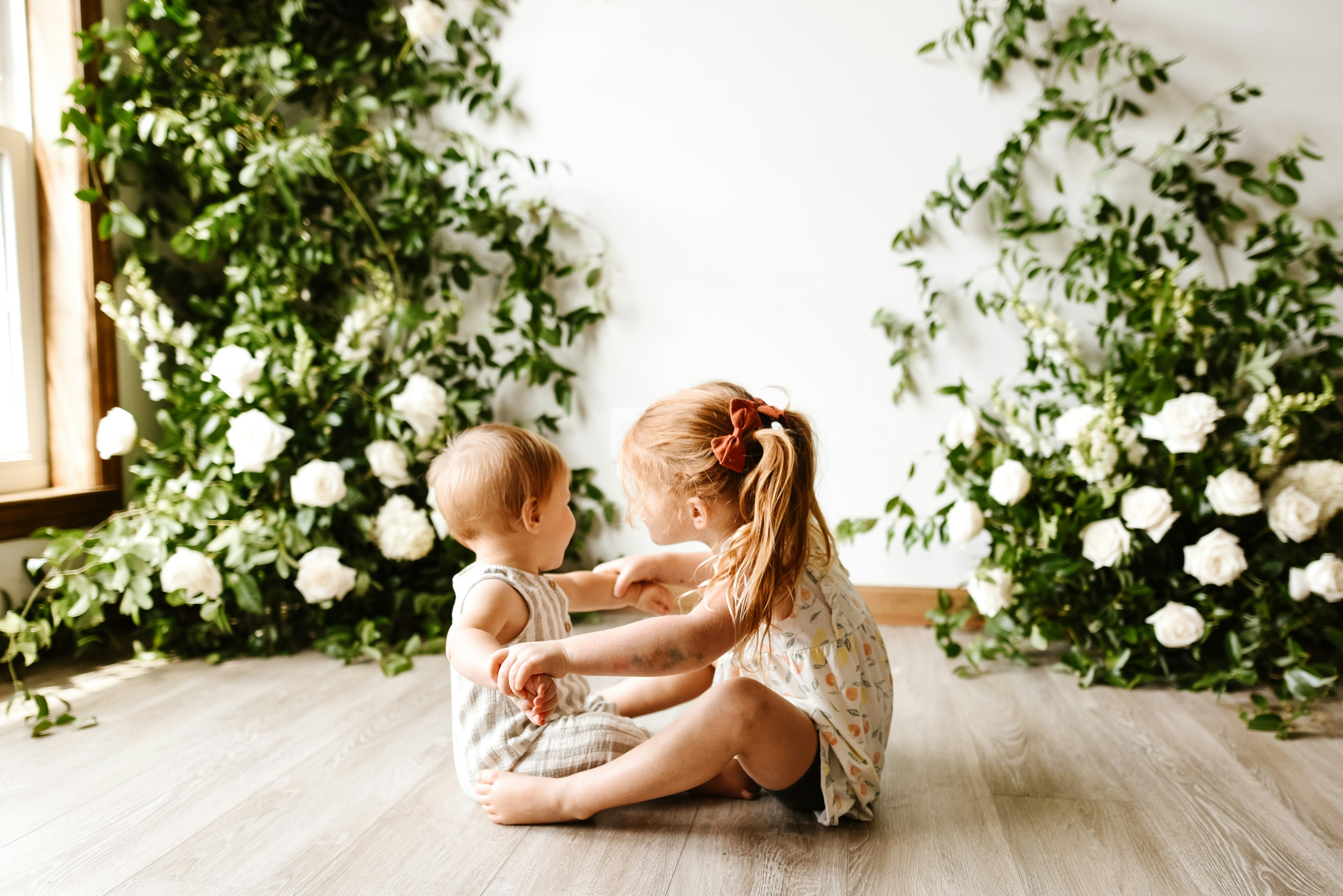 shooting photo frère et soeur bébé, photographe enfant