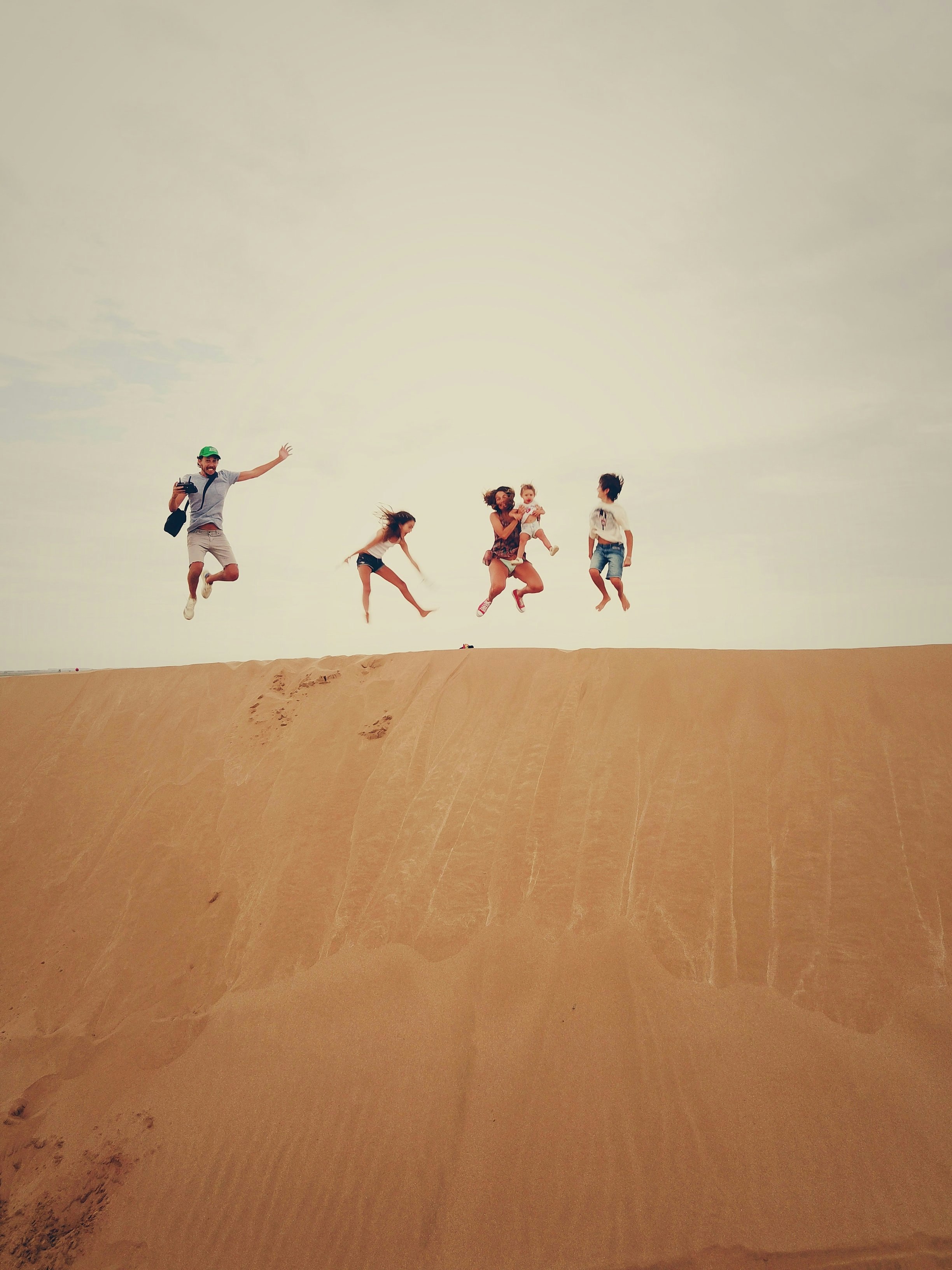 idée pose photo famille originales saut, photographie famille, shooting photo famille, shooting parents et enfants
