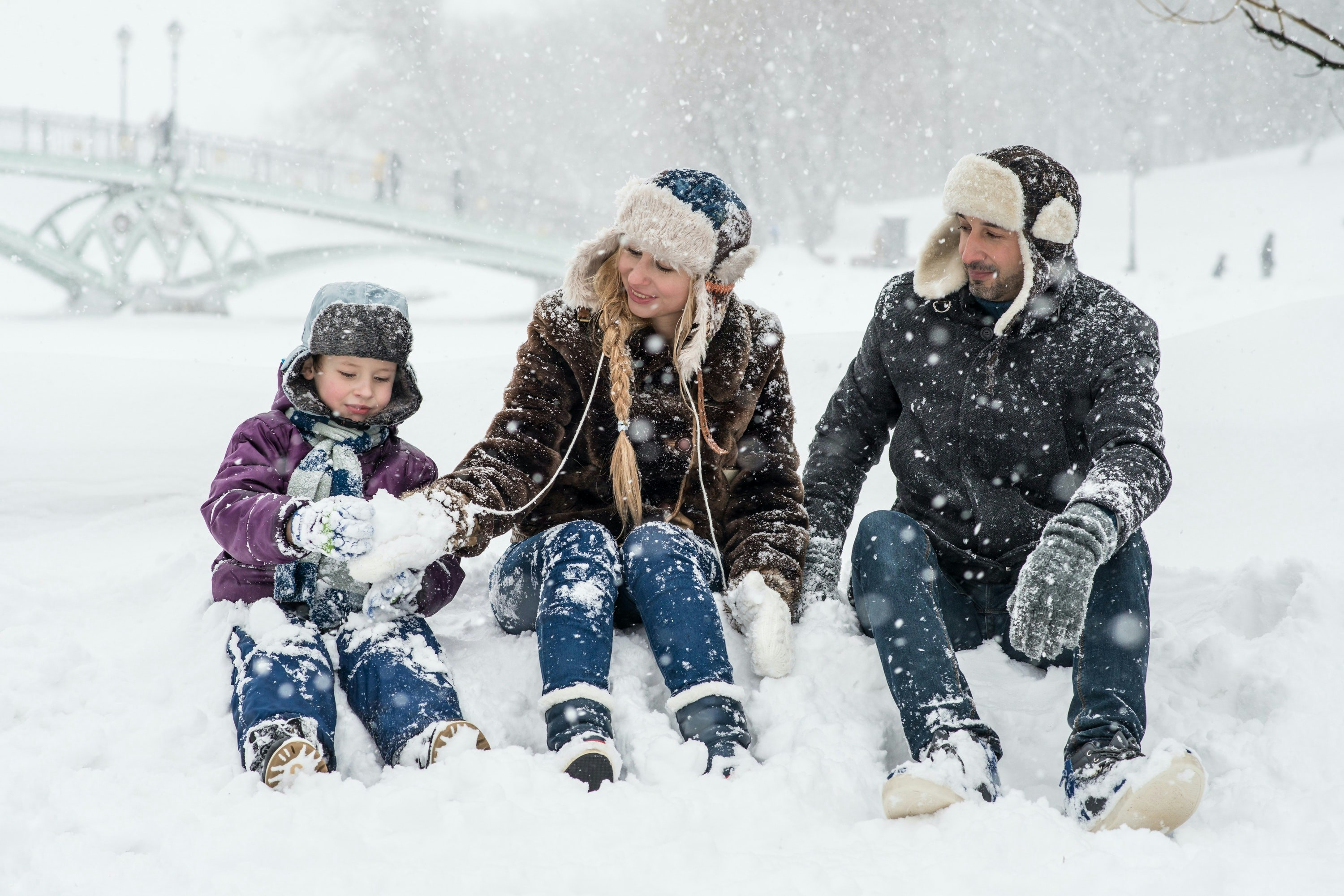 idées pose photo famille originales neige, photographe famille, photoshoot famille, shooting photo famille