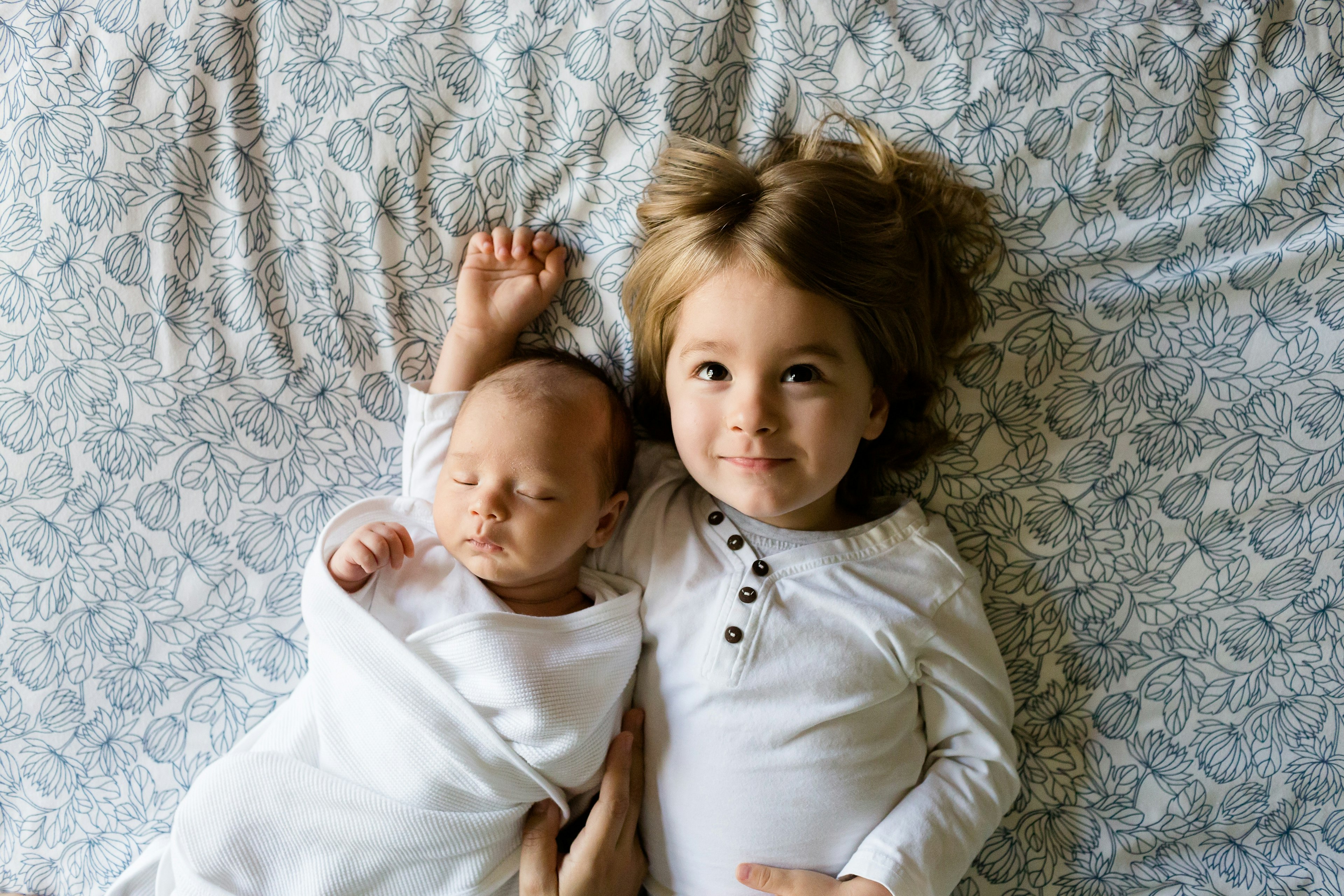 shooting photo frère et soeur bébé, photoraphie bébé