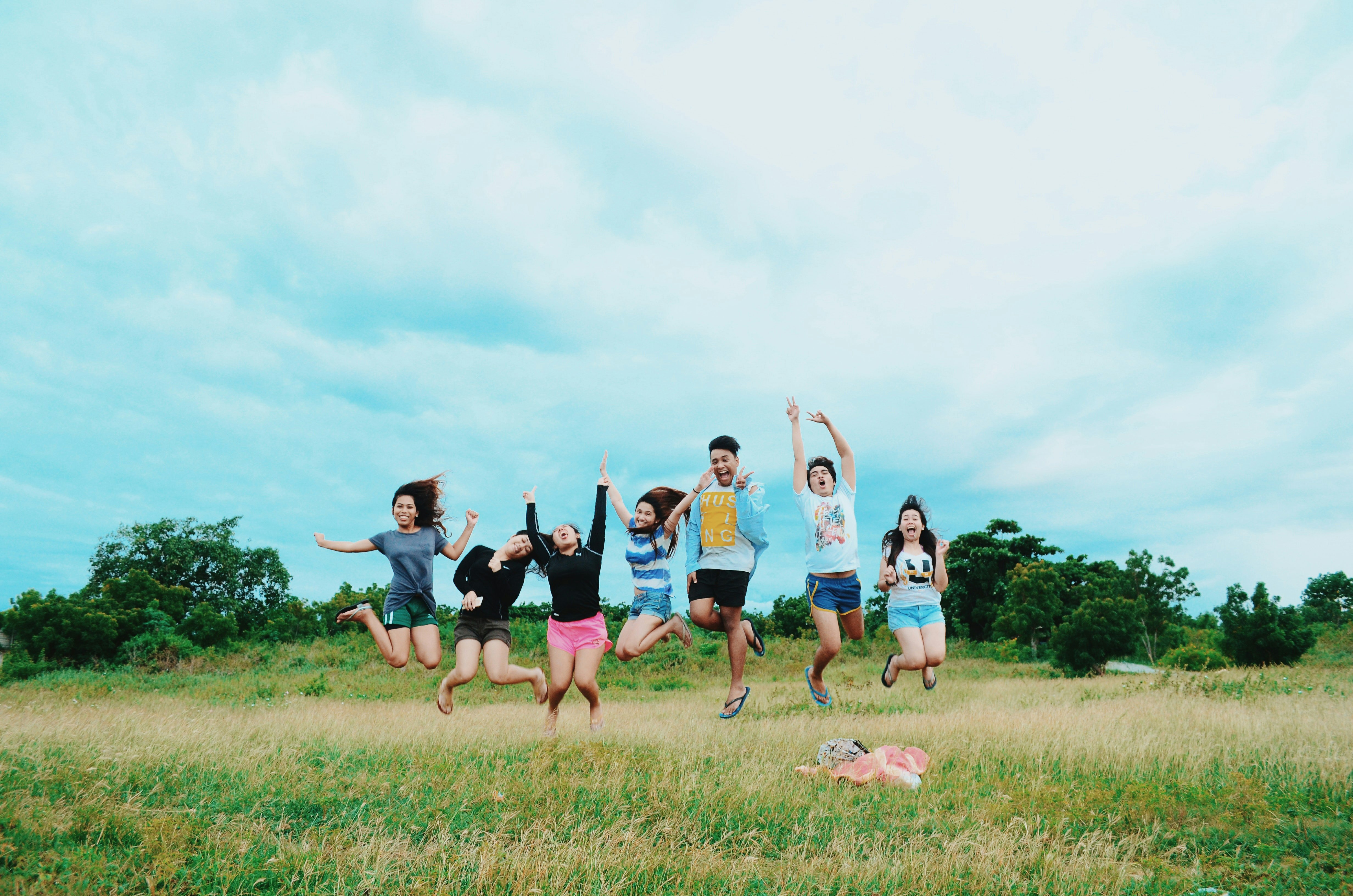 idées pose photo famille originales saut, photoshoot famille, shooting photo famille