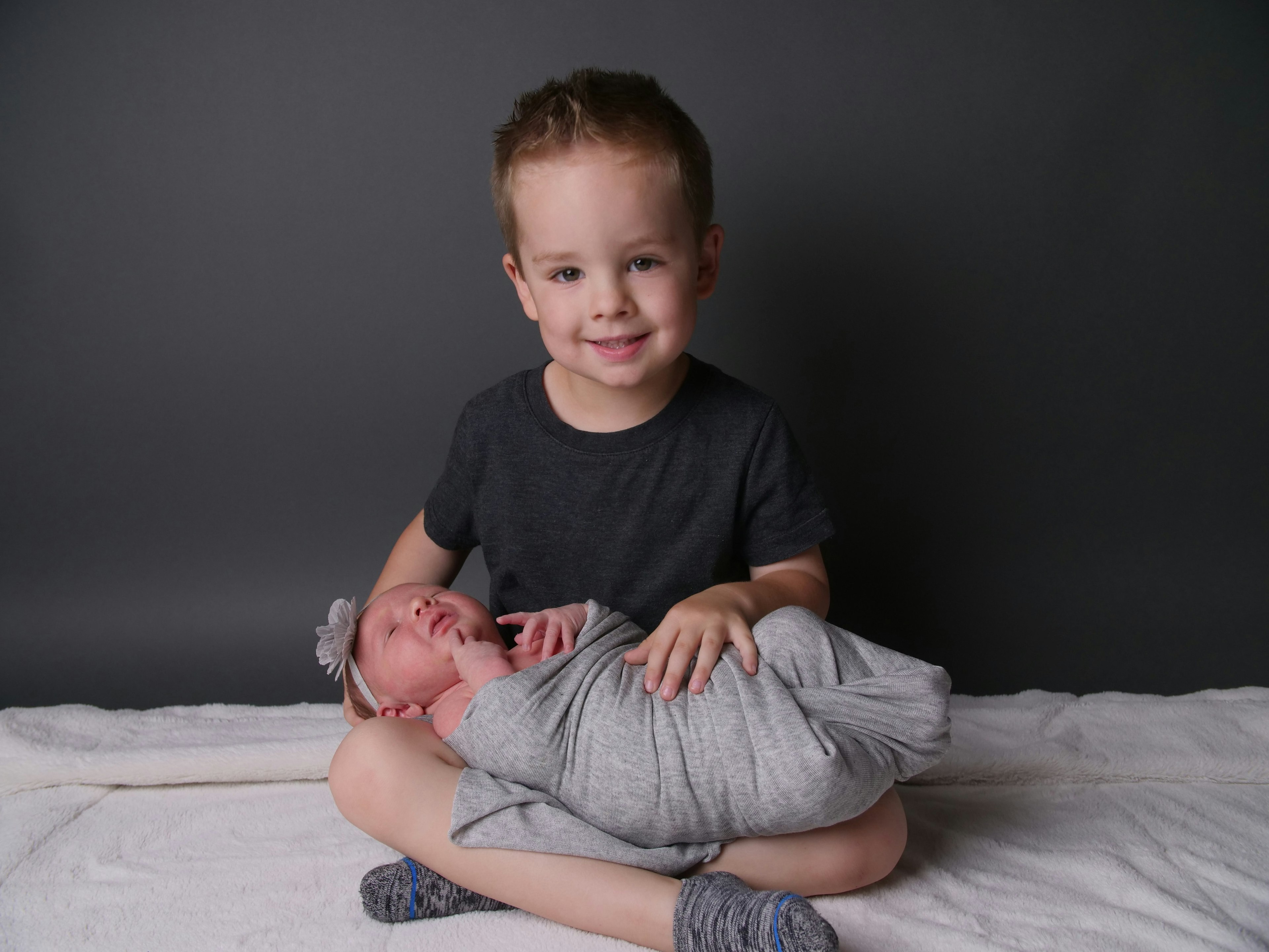shooting photo frère et soeur bébé, photographe bébé