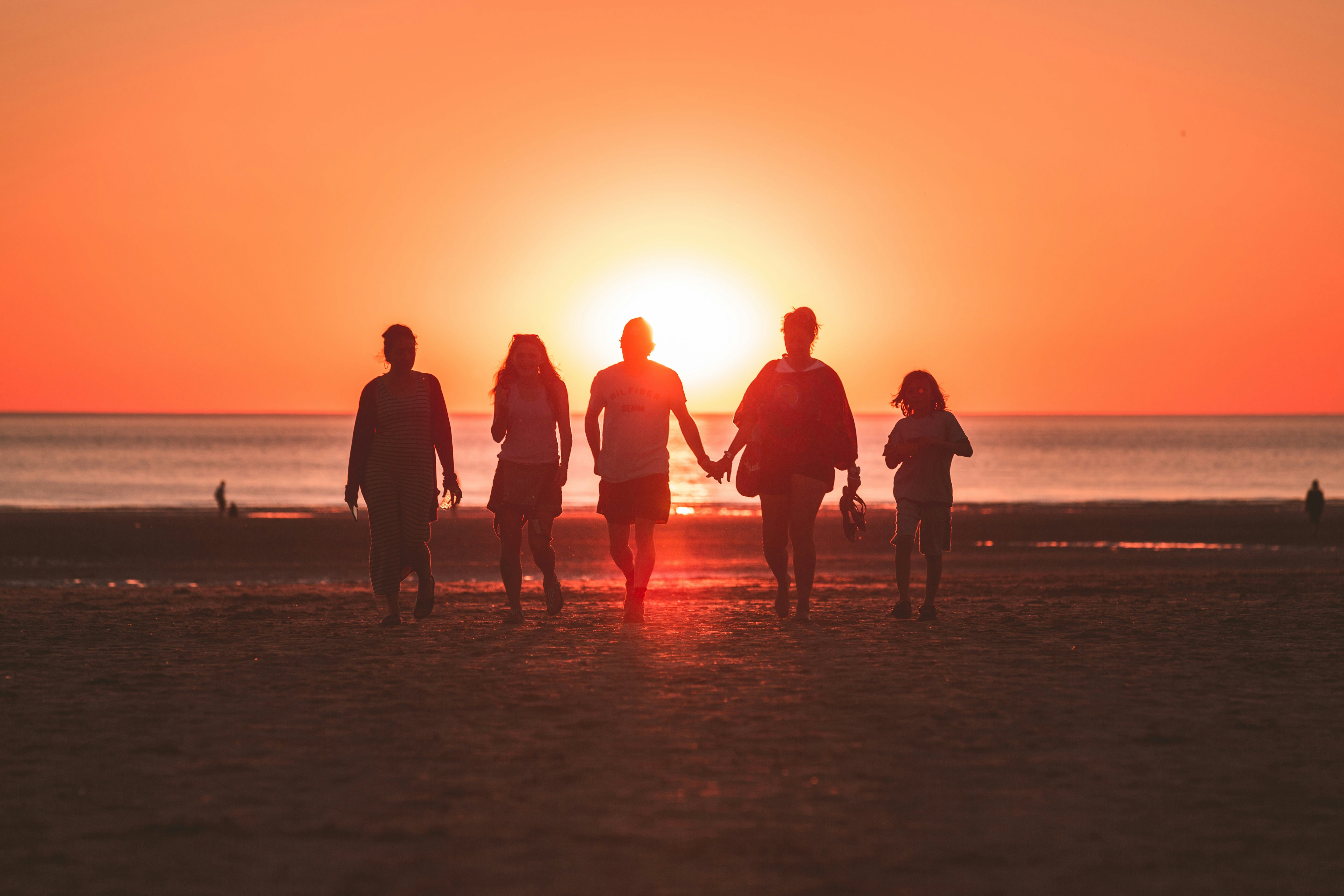 idée pose photo famille originales coucher de soleil, shooting photo famille, shooting famille