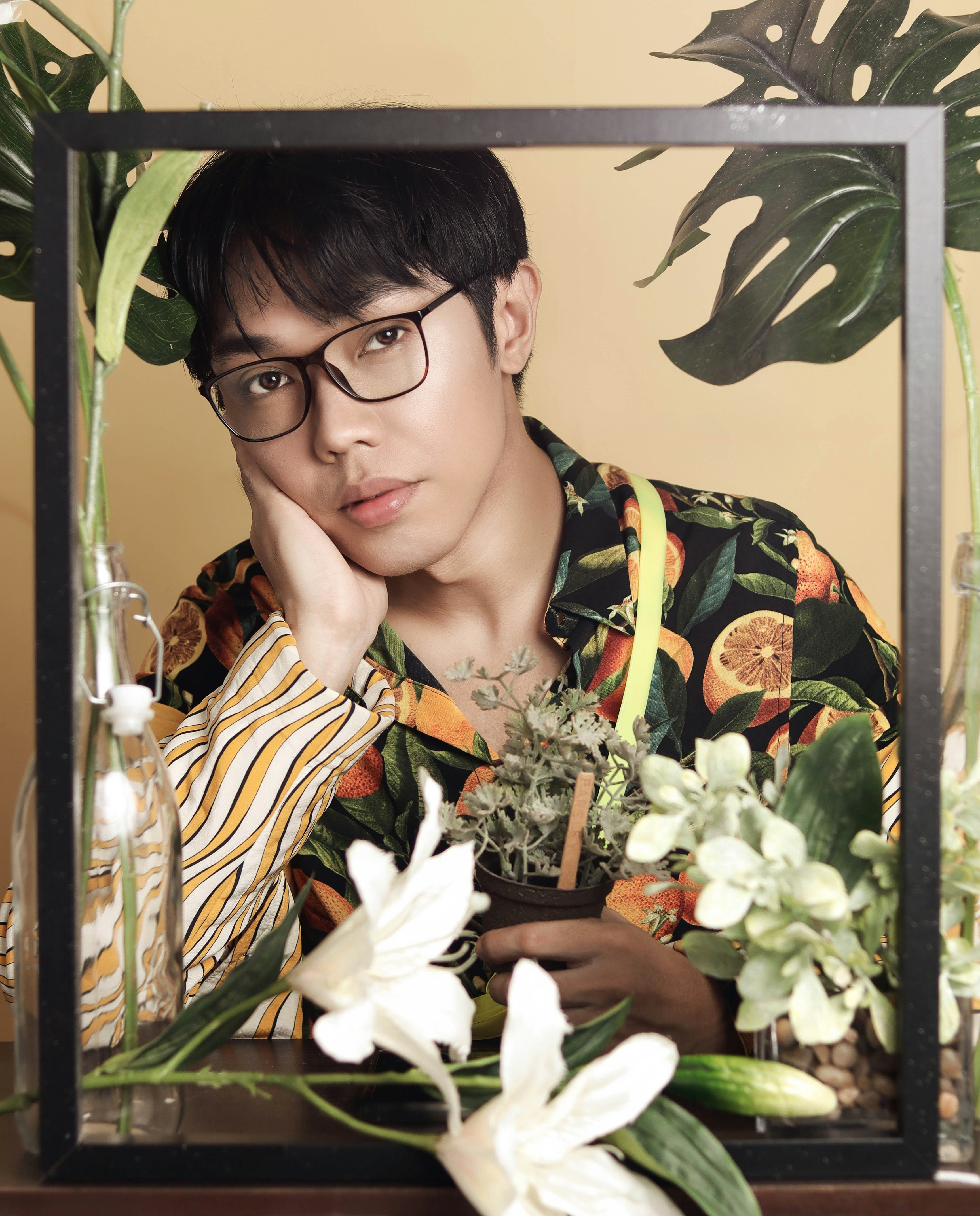 photoshoot homme, photoshoot feuilles, photoshoot lys, portrait fleurs