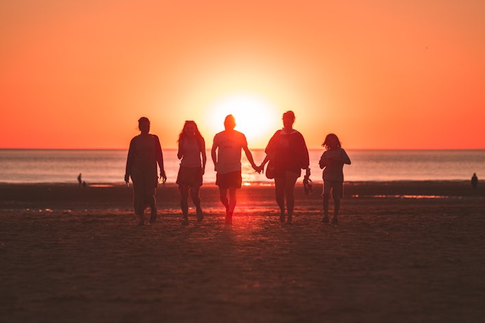 idée pose photo famille originales coucher de soleil, shooting photo famille, shooting famille