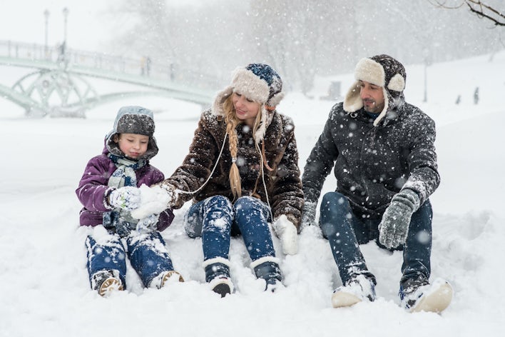 idées pose photo famille originales neige, photographe famille, photoshoot famille, shooting photo famille