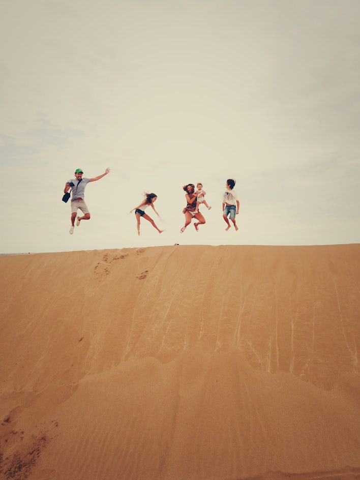 idée pose photo famille originales saut, photographie famille, shooting photo famille, shooting parents et enfants