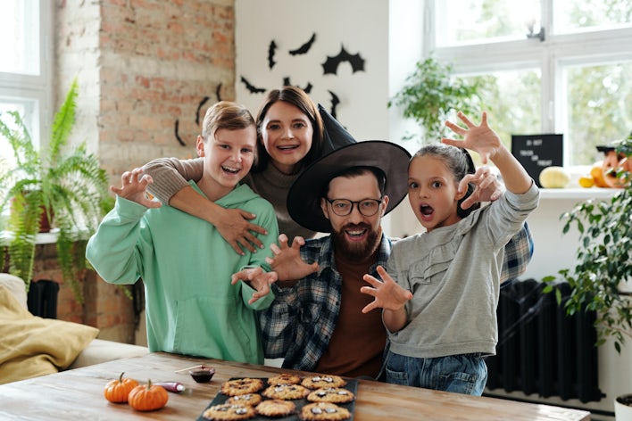 idées pose photo famille originales halloween, shooting famille, idée shooting famille, idée photographe famille