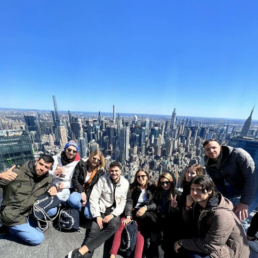 Foto di gruppo su un grattacielo a New York