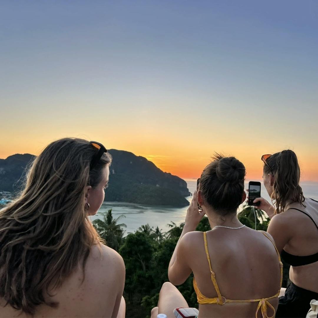 Ragazze che fotografano il tramonto