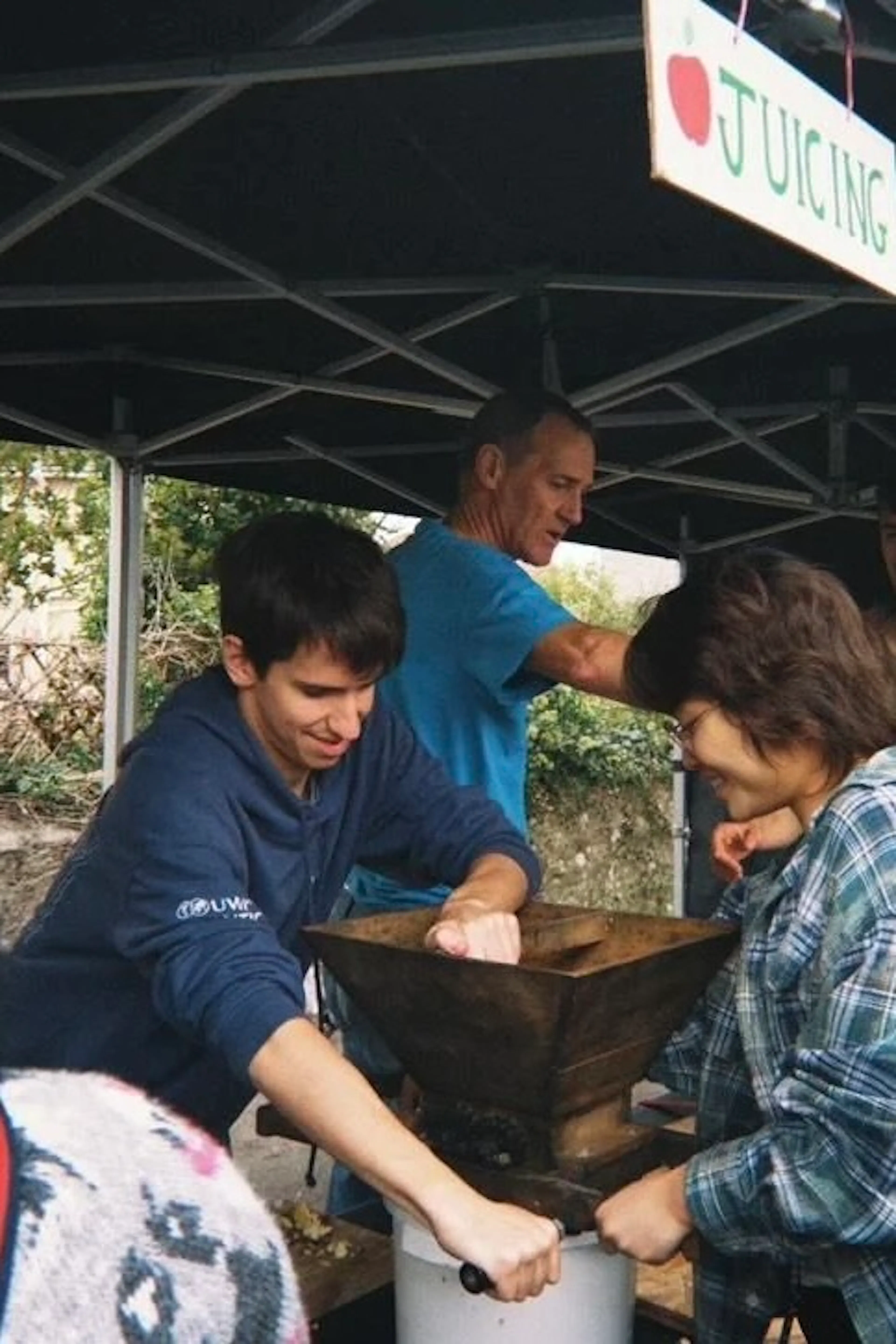 Timo a UWC Atlantic students helps pressing Apples