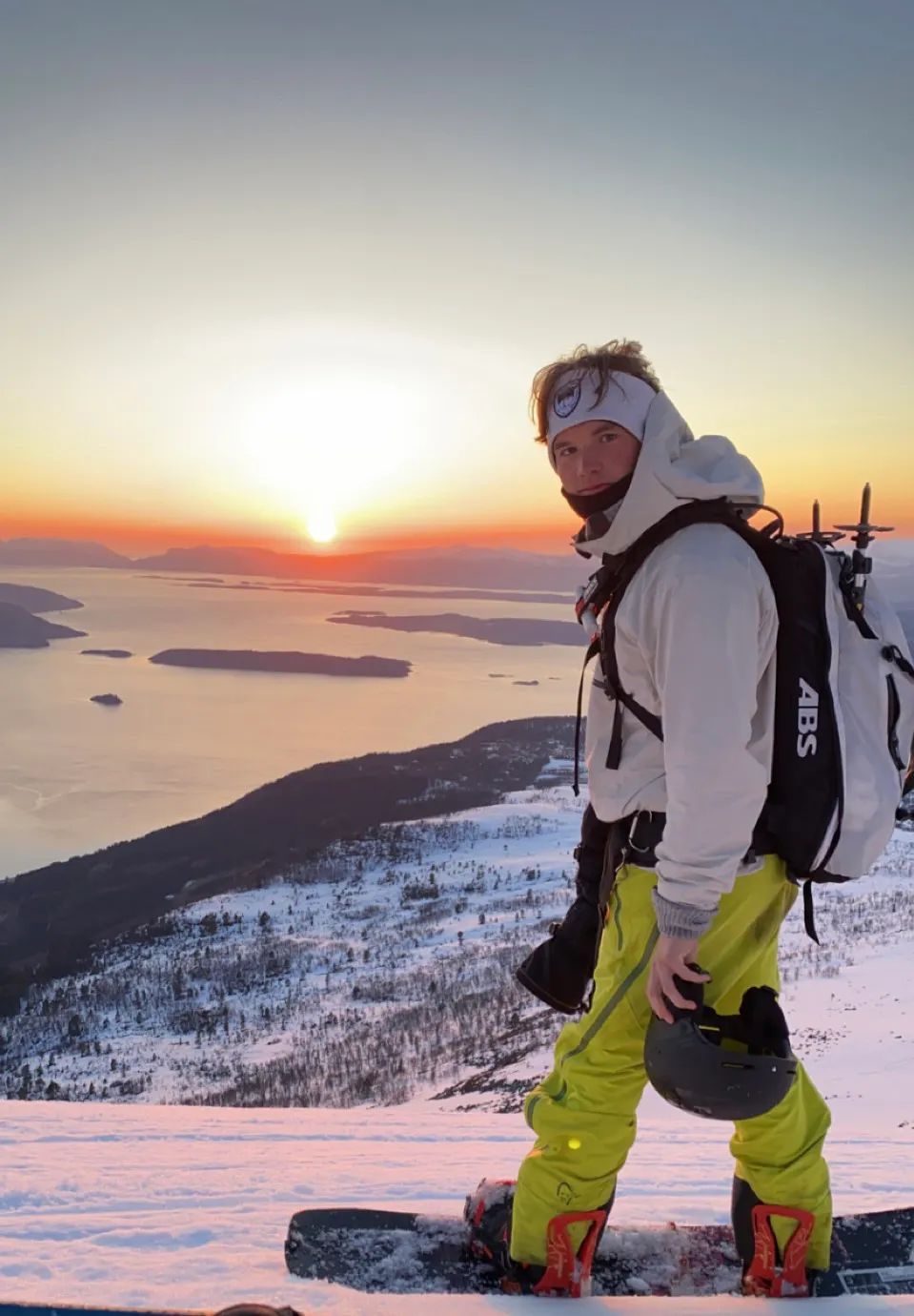 Tage Fossgard-Moser a UWC Atlantic alumnus from 2021 snowboarding