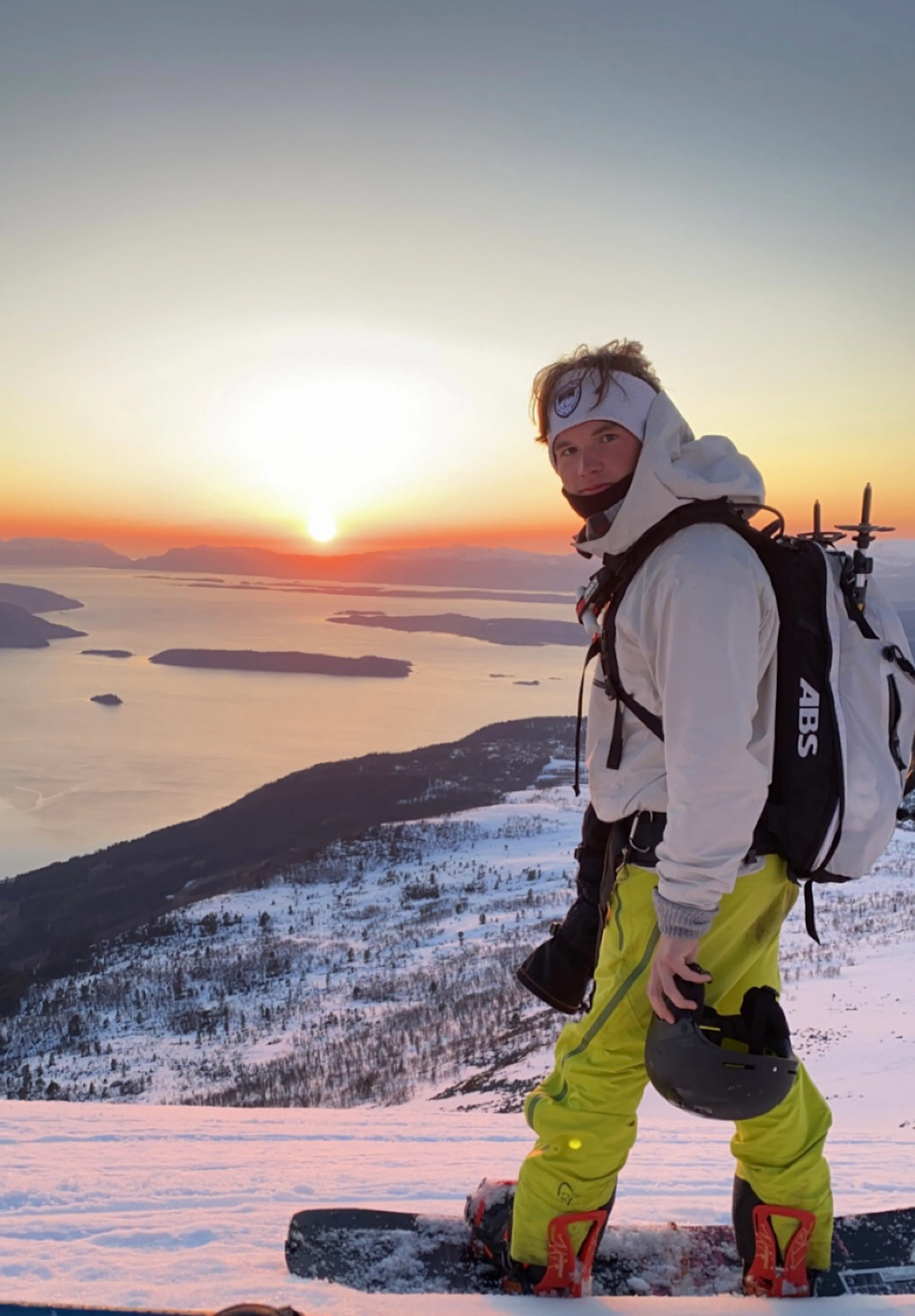 Tage Fossgard-Moser a UWC Atlantic alumnus from 2021 snowboarding 