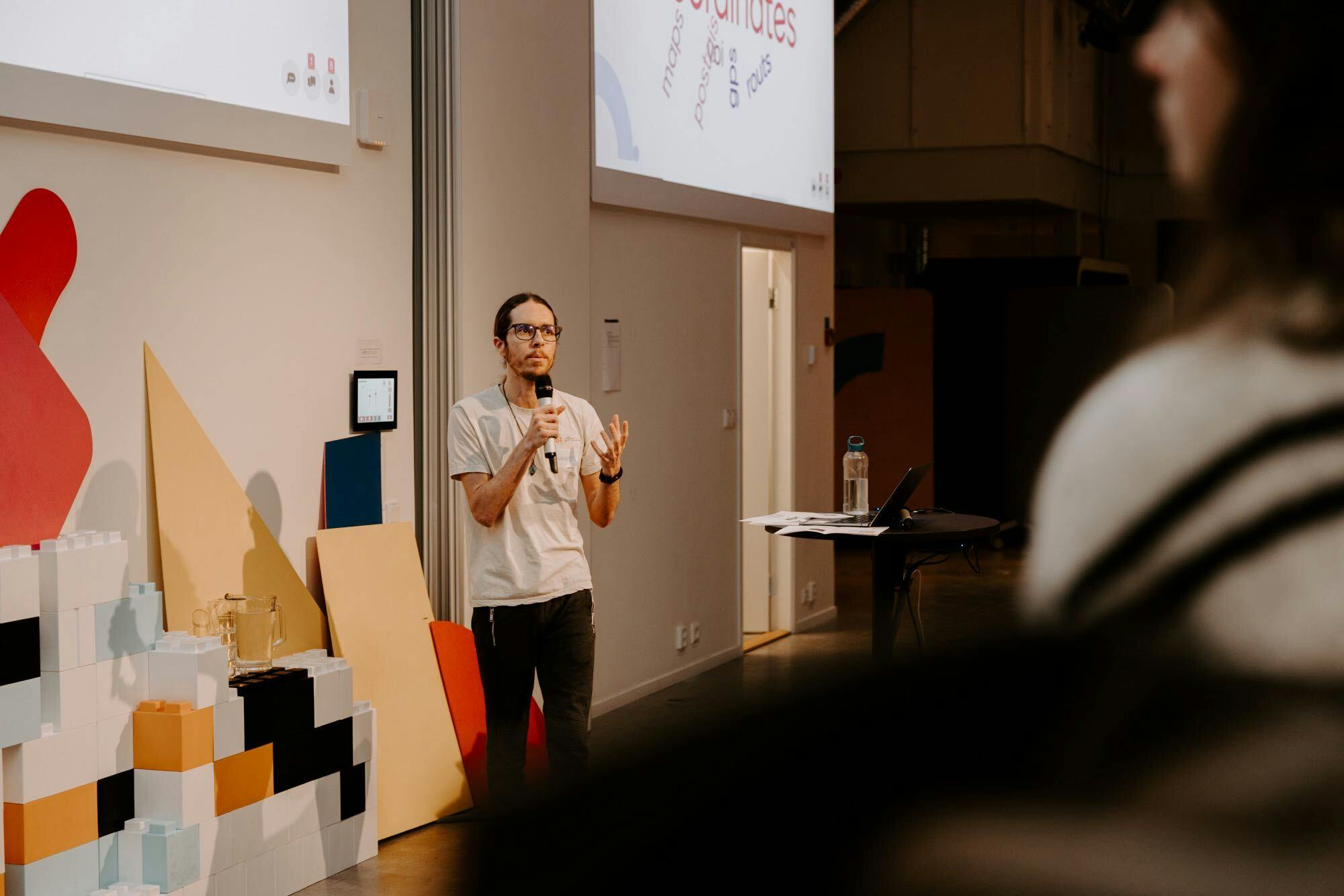 Fernando speaking at the Heroes of Data meetup in November 2022.