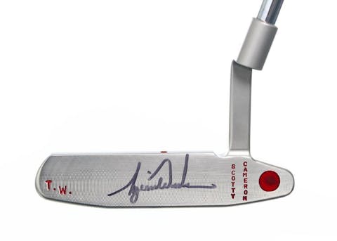 Ein Golfschläger, benutzt und signiert von Tiger Woods. (Golden Age Auctions)