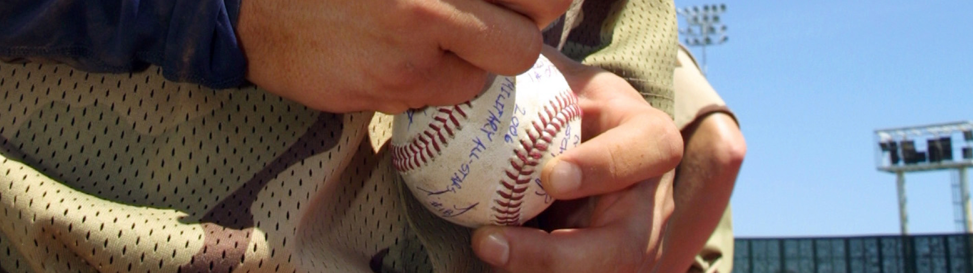 En baseballspelare sätter sitt namn på en boll – kanske gör detta bollen till ett eftertraktat samlarobjekt?