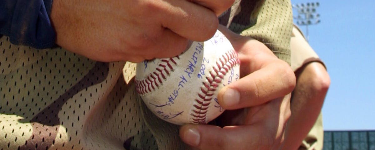 En baseballspelare sätter sitt namn på en boll – kanske gör detta bollen till ett eftertraktat samlarobjekt?