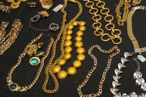 Sammlung von Halsketten von verschiedenen Designern und in den unterschiedlichsten Stilen
