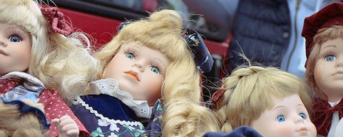 vier Vintage-Puppen 