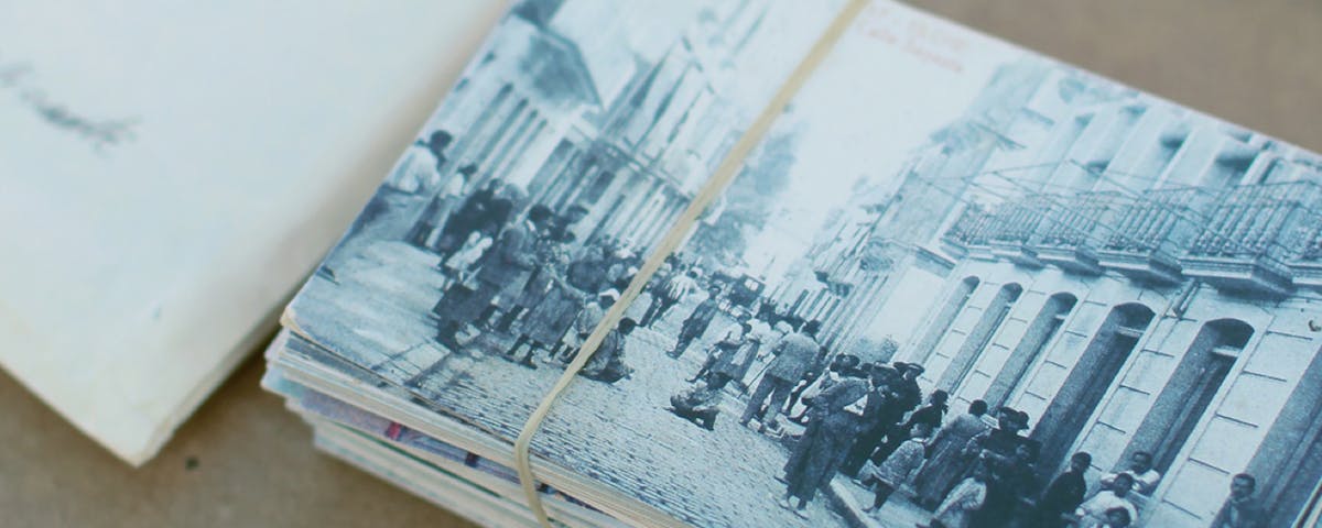 samling av gamla vykort bundna med snöre