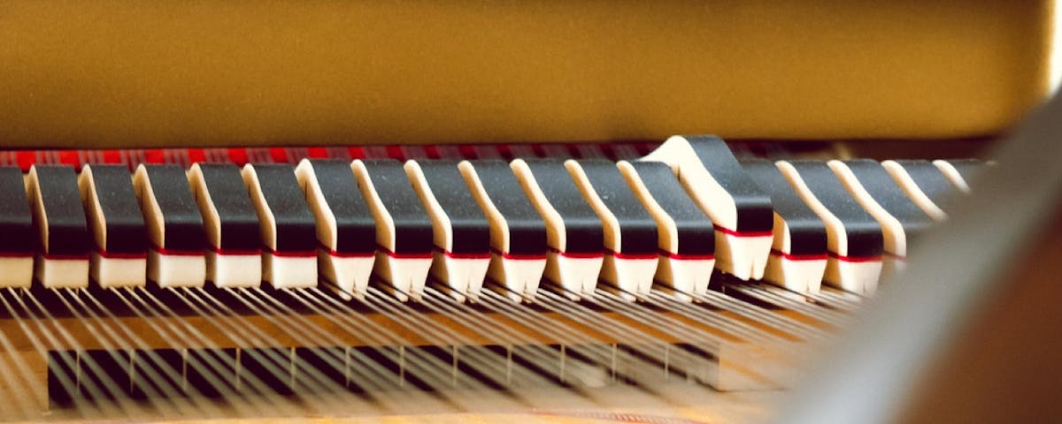 Detaljfoto av innanmätet hos ett piano.