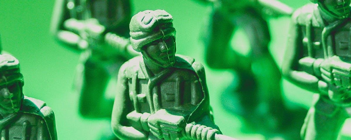 Rader med leksaksfiguren G.I Joe.