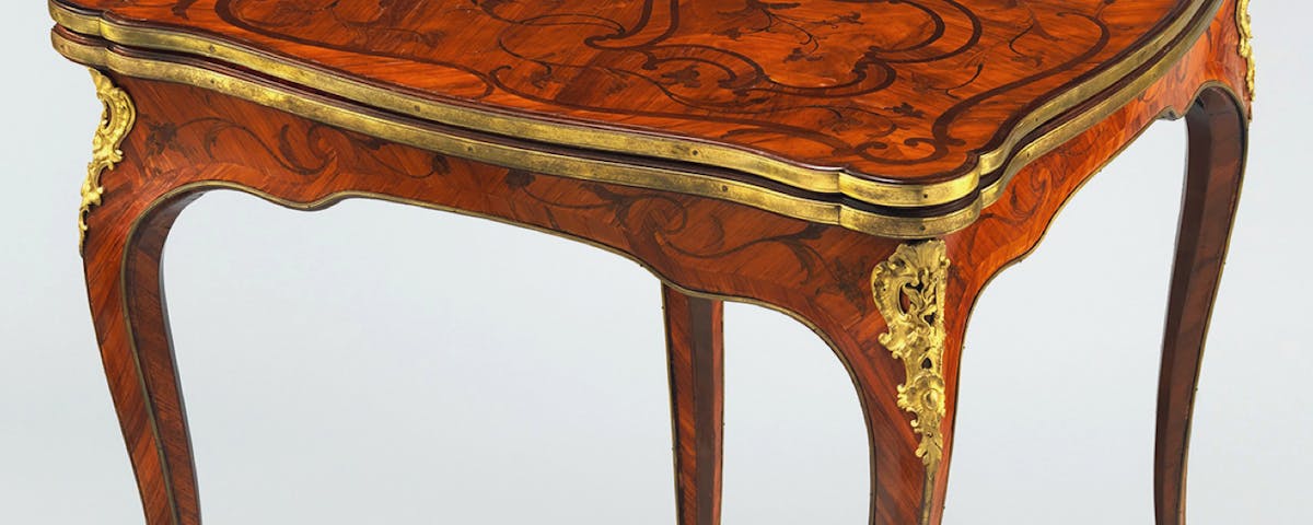 Antikt sidobord i trä med fästen i mässing.