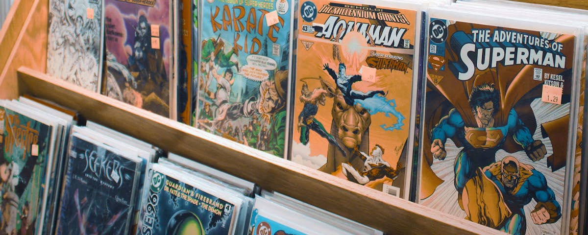 Hylla med serietidningar