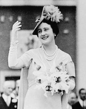 Queen Mother, Queen Elizabeth wearing Queen Anne pearl necklace
