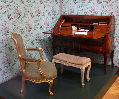 A set of antique furniture, Reiss-Engelhorn-Museen, Mannheim. (Public Domain)