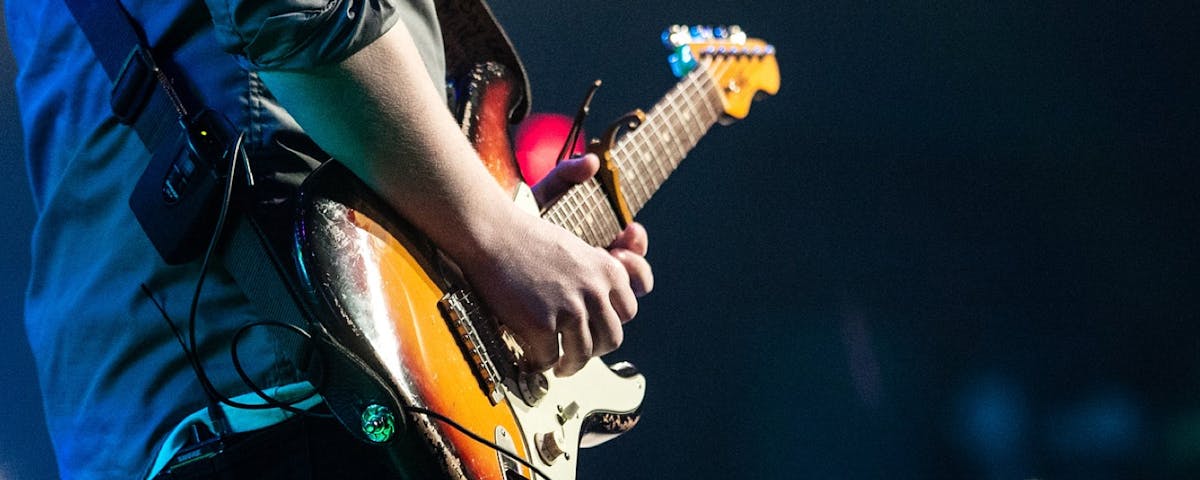 Någon spelar en elektrisk gitarr.