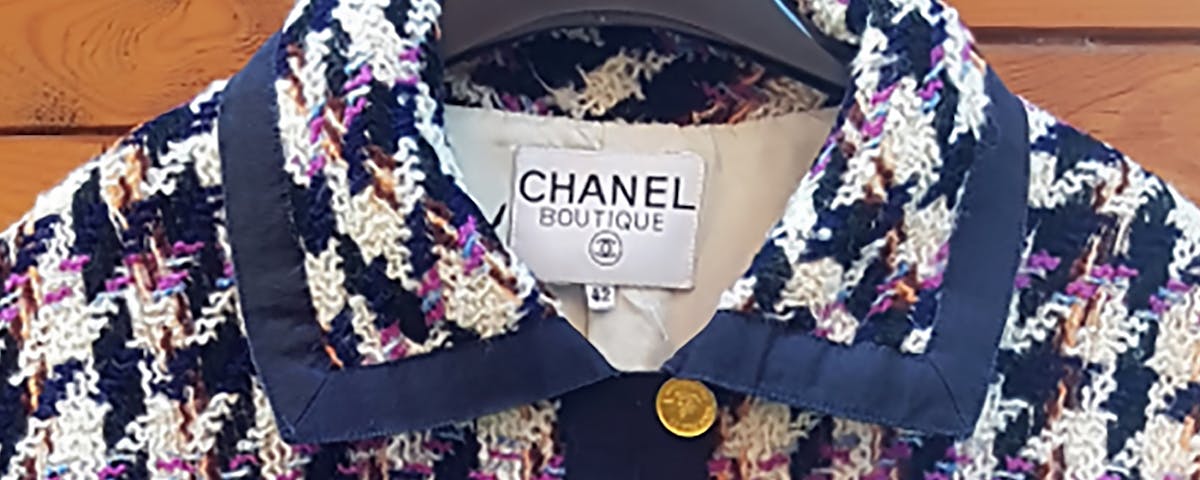 marin och krämfärgad Chanel tweedjacka