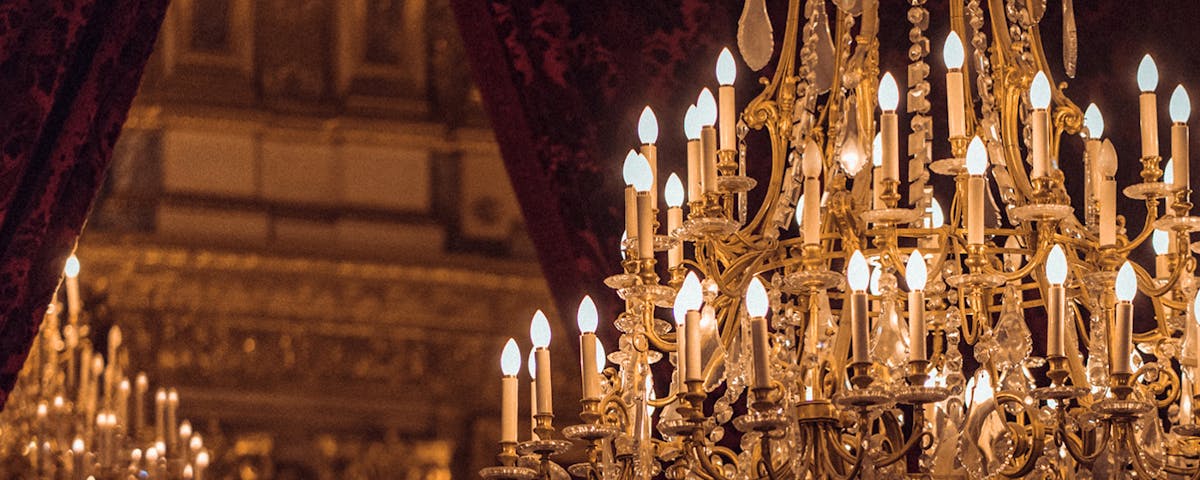 Antik ljuskrona med många ljusarmar.