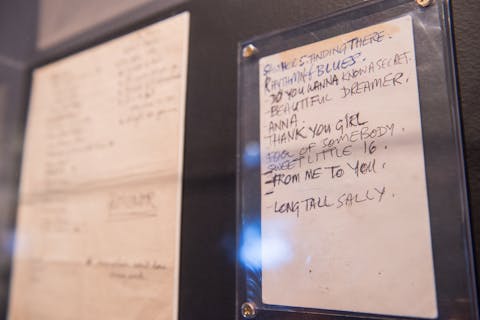 Handwritten set list by .Handgeschriebene Setlist von Paul McCartney für ein frühes Beatles-Konzert. (Foto von Lauren Gerson, public domain)