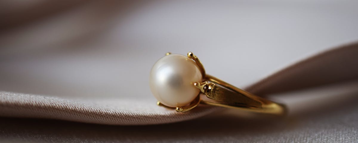 Guldring med en pärla.